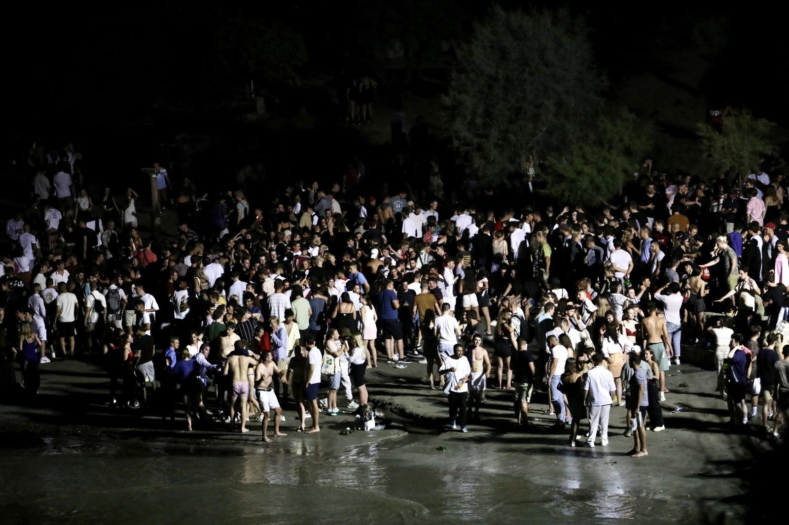 31.07.2021., Split - Kupaliste Bacvice nakon zatvaranja ugostiteljskih objekata postalo okupljaliste mladih. 
Photo: Ivo Cagalj/PIXSELL