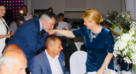 EKSKLUZIVNE FOTOGRAFIJE: Škoro ljubi ruku Kolindi Grabar-Kitarović na svadbi Deurovog sina