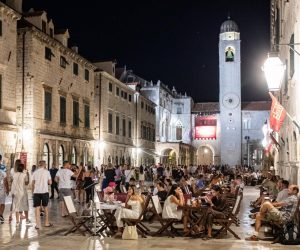 21.07.2021., Stara gradska jezgra, Dubrovnik - Pun Stradun i jos puniji restorani u kojima se ceka red za mjesto. 
Photo: Grgo Jelavic/PIXSELL