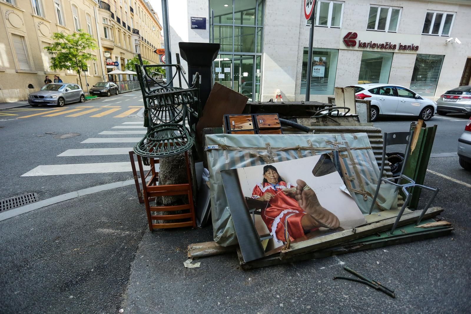 24.05.2020., Zagreb - Krupni otpad i fotografija nepoznatog autora odbacena na ulici.
 Photo: Emica Elvedji/PIXSELL