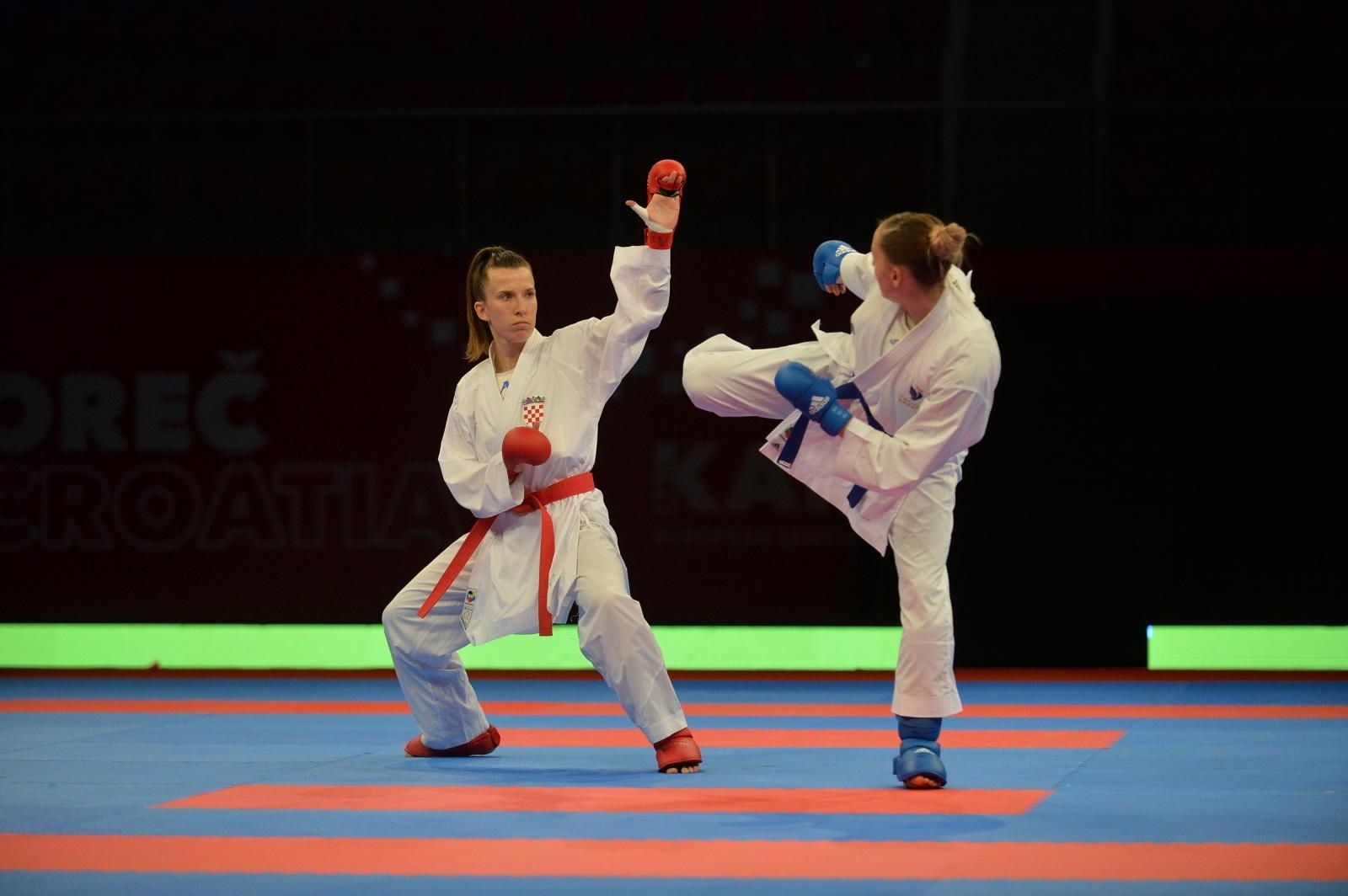 22.05.2021., Porec - Europsko prvenstvo u karateu - Female team kumite Hrvatska protiv Francuske, CROATIA (LENARD, LESJAK, VUKOJA, ZORKO) (CRO) vs FRANCE (AGIER, AVAZERI, HEURTAULT, SIVERT) (FRA). Ana Lenard (crvena) u borbi.
Photo: Sasa Miljevic / PIXSELL