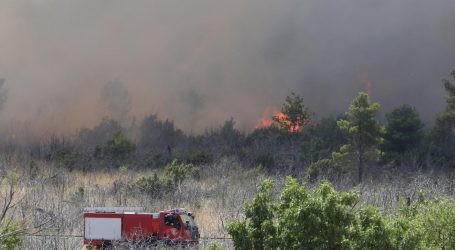 Buknuo požar u šibenskom zaleđu: Gase ga 56 vatrogasaca, tri kanadera i tri Air-Tractora