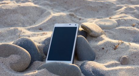 Pametni telefon na ljetovanju: Kako zaštiti uređaj od pijeska, vlage i soli