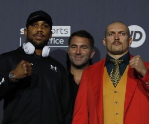 Boxing - Anthony Joshua and Oleksandr Usyk News Conference - Tottenham Hotspur Stadium, London, Britain - September 23, 2021 Anthony Joshua and Oleksandr Usyk pose with promoter Eddie Hearn during the press conference Action Images via Reuters/Andrew Couldridge