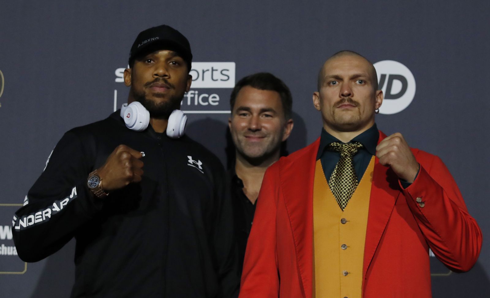 Boxing - Anthony Joshua and Oleksandr Usyk News Conference - Tottenham Hotspur Stadium, London, Britain - September 23, 2021 Anthony Joshua and Oleksandr Usyk pose with promoter Eddie Hearn during the press conference Action Images via Reuters/Andrew Couldridge