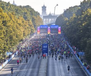 26 September 2021, Berlin: Athletics: Marathon. The runners of the second wave start on the street of June 17 for the BMW Berlin Marathon. Photo by: Andreas Gora/picture-alliance/dpa/AP Images
