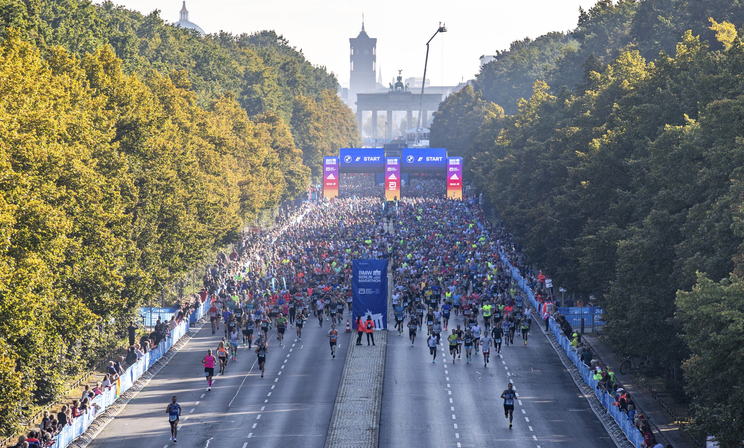 26 September 2021, Berlin: Athletics: Marathon. The runners of the second wave start on the street of June 17 for the BMW Berlin Marathon. Photo by: Andreas Gora/picture-alliance/dpa/AP Images