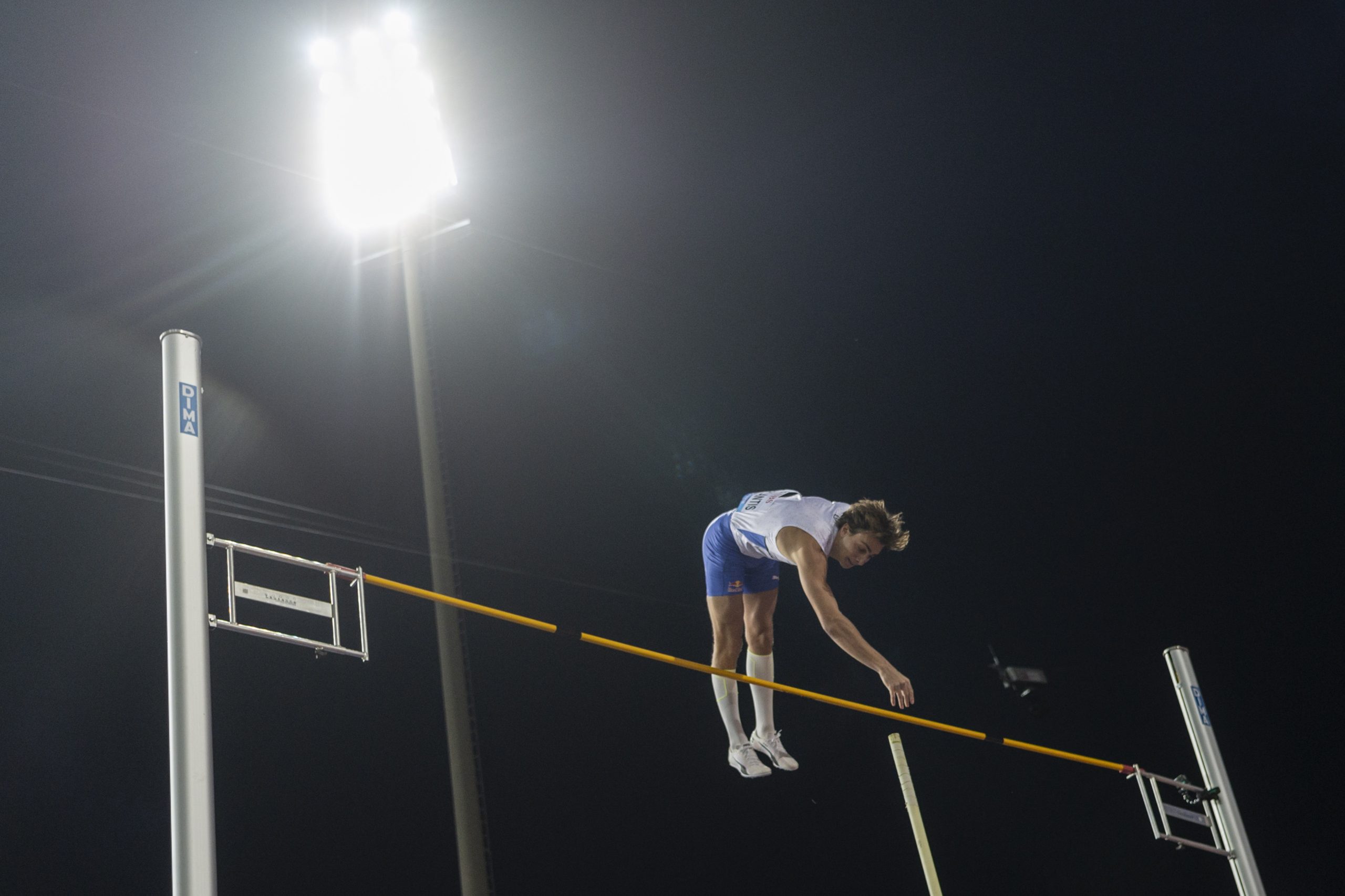 epa09431098 Armand Duplantis of Sweden competes in the Pole Vault Men at the Athletissima IAAF Diamond League international athletics meeting at the Stade Olympique de la Pontaise in Lausanne, Switzerland, 26 August 2021.  EPA/JEAN-CHRISTOPHE BOTT
