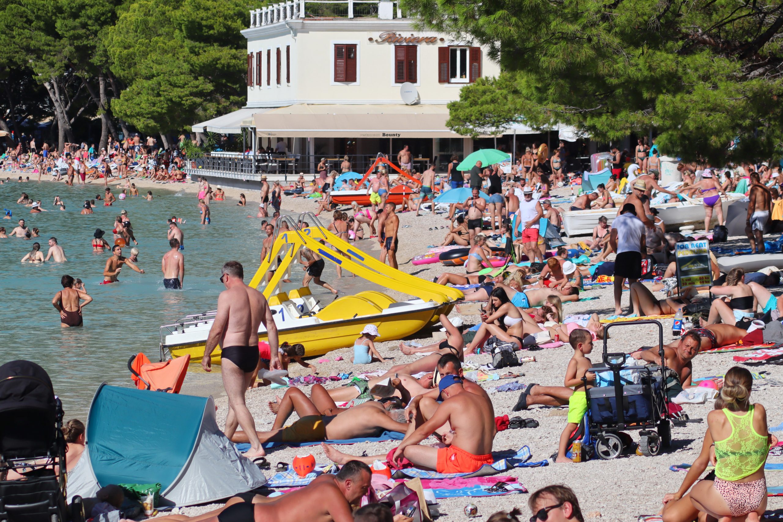 Makarska, 31.08.2021. - Kupači na plaži u Makarskoj krajem kolovoza.
foto HINA/ Jure DIVIĆ/ jd