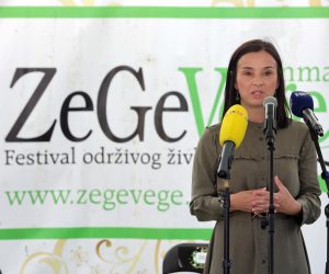 Zagreb, 4.9.2021 - Ministrica poljoprivrede Marija Vučković posjetila je 13. ZeGeVege festival pri čemu je uručila plakete za najinovativnije veganske proizvode odabrane u projektu Proizvodimo održivo, jedimo zeleno.
Foto HINA/ Dario GRZELJ/ dag