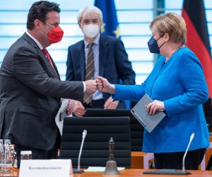 epa09454606 Hubertus Heil, Federal Minster of Labour, and German Chancellor Angela Merkel (R) at the start of a cabinet meeting at the chancellery in Berlin, Germany, 08 September 2021.  EPA/Andreas Gora / POOL