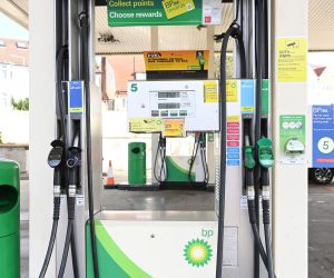 epa09457400 A BP petrol station in London, Britain, 09 September 2021. According to a report published by Carbon Tracker, the oil giants Shell and BP will need to cut their production by at least a third each to ensure that the planet does not heat up by more than 1.5 degrees Celsius.  EPA/FACUNDO ARRIZABALAGA