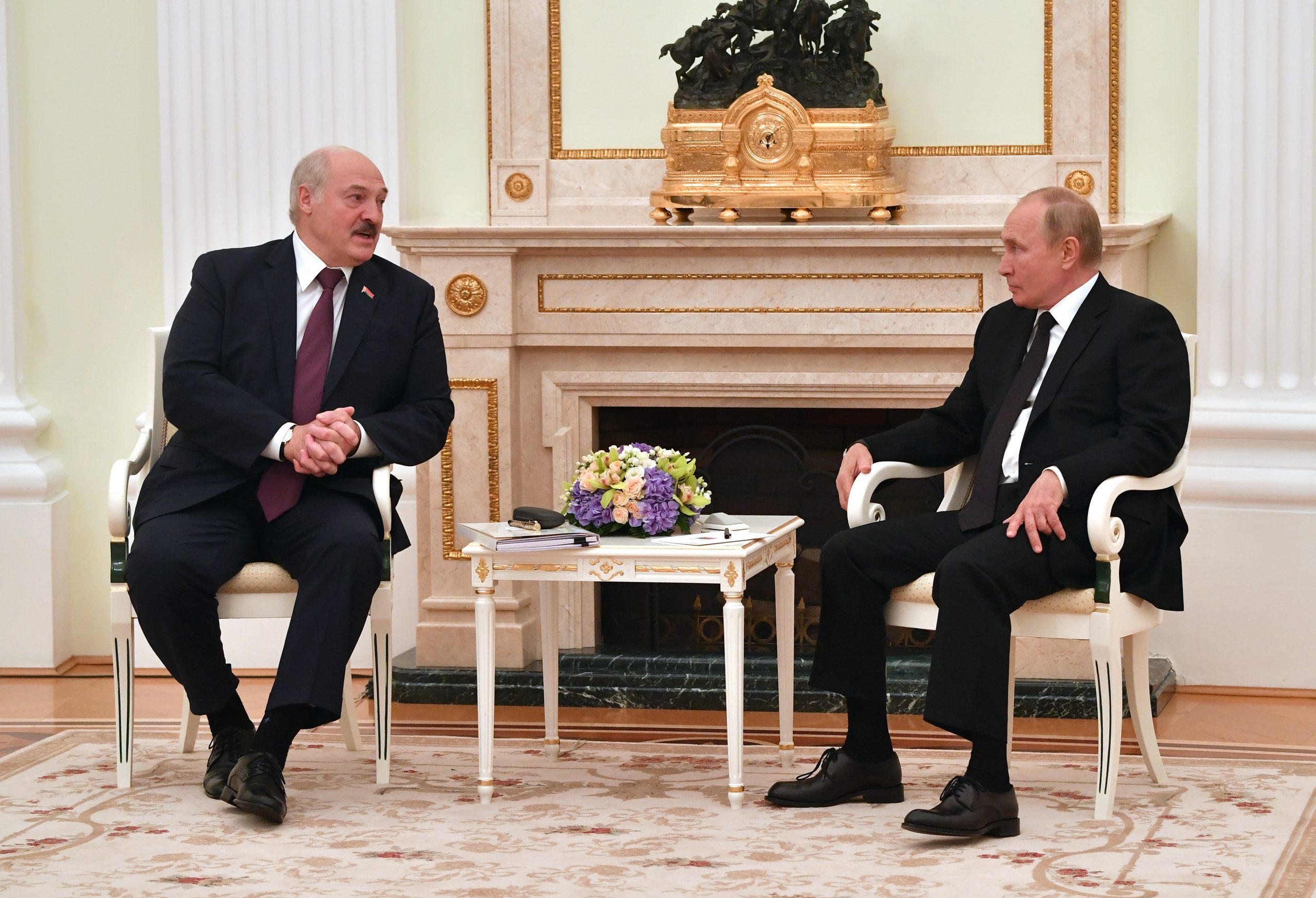 epa09457821 Russian President Vladimir Putin (R) and Belarusian President Alexander Lukashenko (L) during their meeting in Moscow, Russia, 09 September 2021. The Belarusian President is on a working visit in Moscow.  EPA/MIKHAIL VOSKRESENSKIY / KREMLIN POOL / SPUTNIK MANDATORY CREDIT