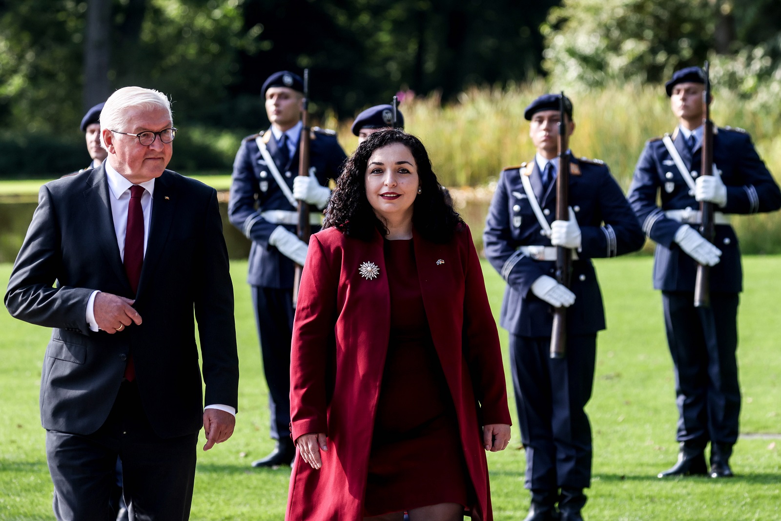 epa09467574 German President Frank-Walter Steinmeier (L) welcomes Vjosa Osmani, President of the Republic of Kosovo with military honors at Bellevue Palace in Berlin, Germany, 14 September 2021.  EPA/FILIP SINGER