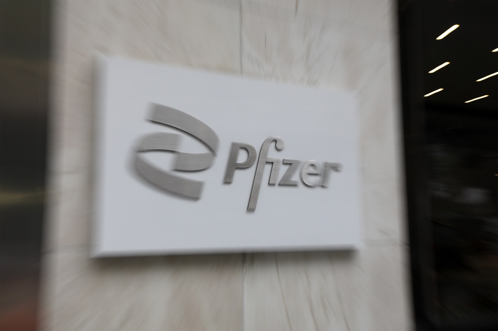 epa09473876 A sign at the headquarters of the pharmaceutical company Pfizer in New York, New York, USA, 17 September 2021. Vaccine advisers for the US Food and Drug Administration (FDA) are meeting on 17 September to discuss whether Americans need another booster shot of the Pfizer/BioNTech Covid-19 vaccine.  EPA/JASON SZENES