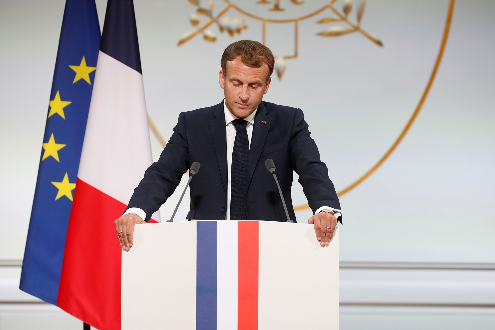 epa09477549 French President Emmanuel Macron delivers a speech during a ceremony in memory of the Harkis, Algerians who helped the French Army in the Algerian War of Independence, at the Elysee Palace in Paris, France, 20 September 2021.  EPA/GONZALO FUENTES / POOL  MAXPPP OUT