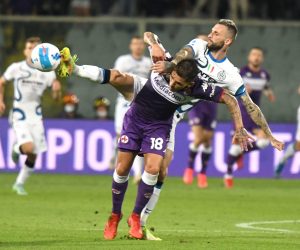 epa09480282 Fiorentina's midfielder Lucas Torreira (front) vies for the ball with Inter's midfielder Marcelo Brozovic during the Italian Serie A soccer match between ACF Fiorentina and Inter Milan at the Artemio Franchi stadium in Florence, Italy, 21 September 2021.  EPA/CLAUDIO GIOVANNINI