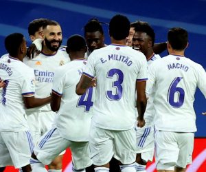 epa09482356 Real Madrid's striker Karim Benzema (2-L) celebrates with teammates after scoring the 1-0 goal during the Spanish LaLiga soccer match between Real Madrid and RCD Mallorca held at Santiago Bernabeu stadium in Madrid, central Spain, 22 September 2021.  EPA/Juanjo Martin