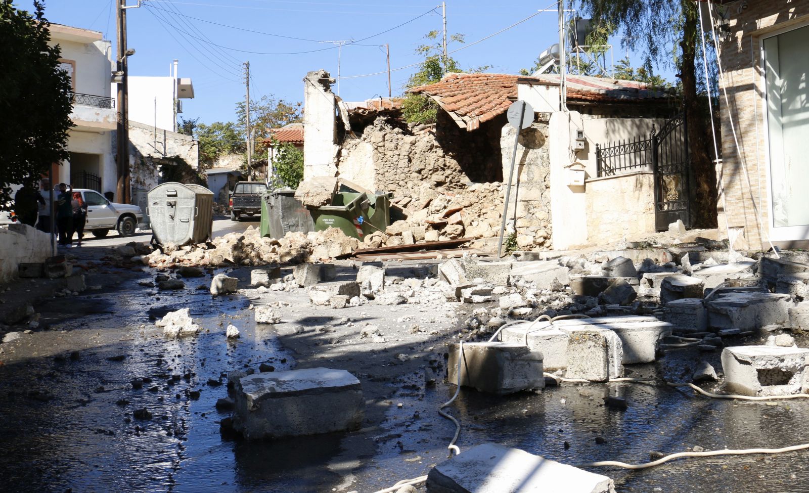 epaselect epa09491054 Aftermath of an earthquake in Arkalochori, eastern Crete, Greece, 27 September 2021. At least one person died and nine were injured when a 5.8 earthquake hit Greece's largest island at around 09:15 am local time.  EPA/NIKOS CHALKIADAKIS