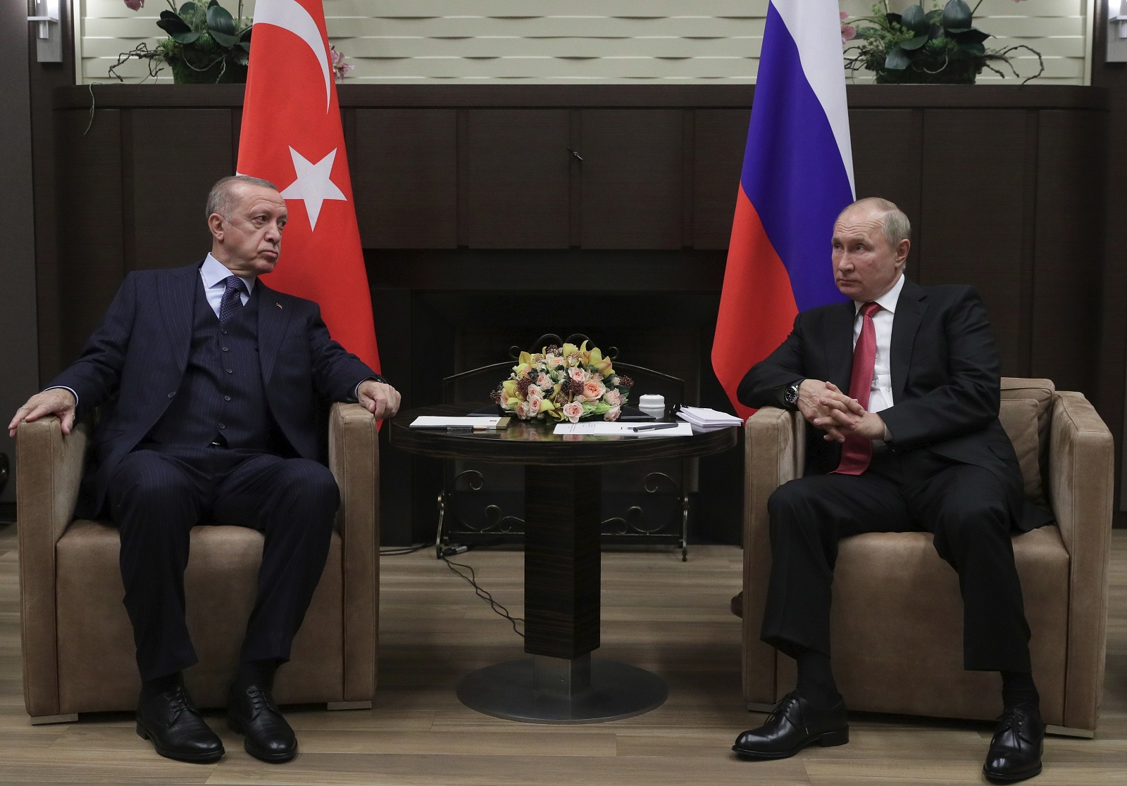 epa09495223 Russian President Vladimir Putin (R) speaks with Turkish President Recep Tayyip Erdogan during their meeting at the Bocharov Ruchei residence in Sochi, Russia, 28 September 2021. According to Vladimir Putin, Russia and Turkey have not already compensated for all the losses in trade during the pandemic year and even increased it. The Russian President noted the successful cooperation of the two countries in Syria and Libya. Also, according to him, Turkey's influence on the situation contributes to reconciliation in Karabakh.  EPA/VLADIMIR SMIRNOV/ SPUTNIK / KREMLIN POOL MANDATORY CREDIT