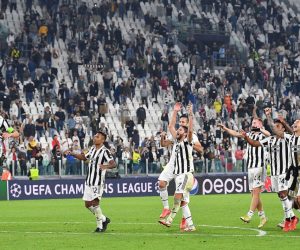 epa09496500 Players of Juventus celebrate the victory at the end of the UEFA Champions League group H soccer match Juventus FC vs Chelsea FC at Allianz Stadium in Turin, Italy, 29 september 2021.  EPA/ALESSANDRO DI MARCO