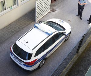 25.09.2021., Zagreb - Policija obavlja ocevid ispred zgrade u Mlinovima, u kojoj je nocas ubijeno troje ljudi. Photo: Marko Prpic/PIXSELL