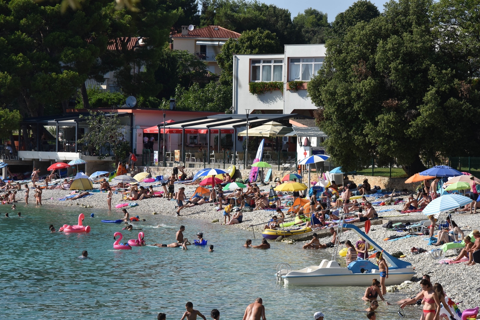 31.07.2019., Banjole - Prepune plaze u Banjolama,turisti uzivaju u kupanju i suncanju. Photo: Dusko Marusic/PIXSELL