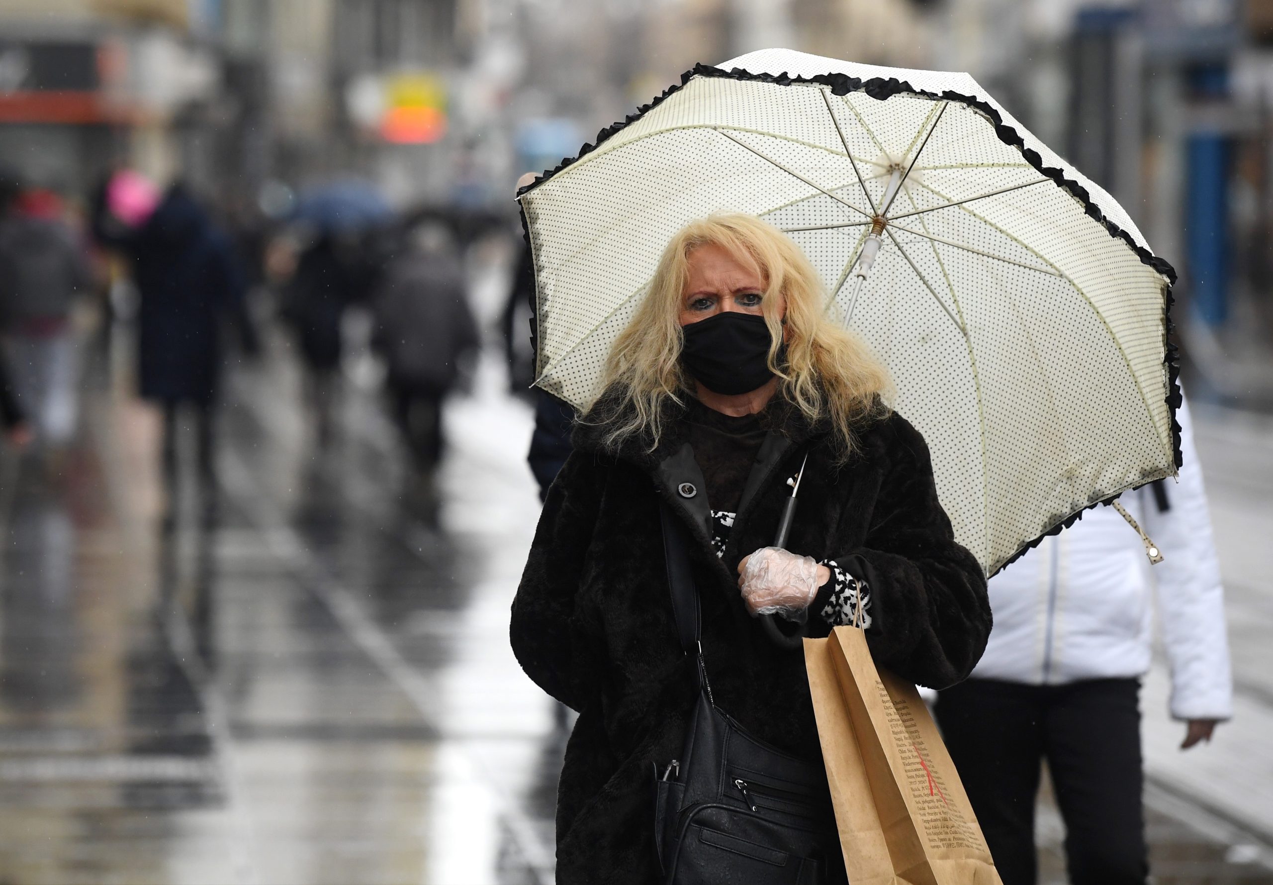 31.12.2020., Zagreb - Setnja gradom zadnji dan godine koja je bila drugacija nego inace. Tramvaji provozili centrom, ljudi i dalje hodaju s maskama. 
Photo: Marko Lukunic/PIXSELL
