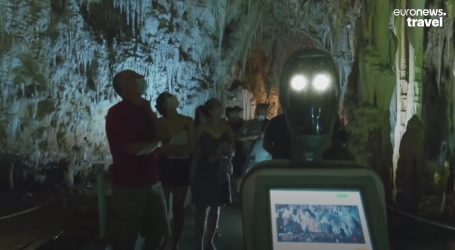 Robot Perzefona je stručni vodič grupama posjetitelja u pećini Alistrati, govori 33 jezika