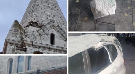 Grom udario u toranj crkve na Braču: “Veliki komadi, gromade kamena, pale su na aute i kuće”
