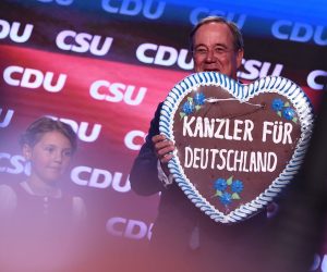 epa09486059 Christian Democratic Union (CDU) party chairman and top candidate for the upcoming federal elections Armin Laschet holds a gingerbread heart reading 'Chancellor for Germany' during the election campaign closing of the CDU and CSU in Munich, Germany, 24 September 2021. The election for the 20th German Bundestag will take place on 26 September 2021.  EPA/LUKAS BARTH-TUTTAS / POOL