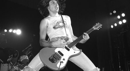 Gitara Johnnya Ramonea prodana na dražbi za 900.000 dolara
