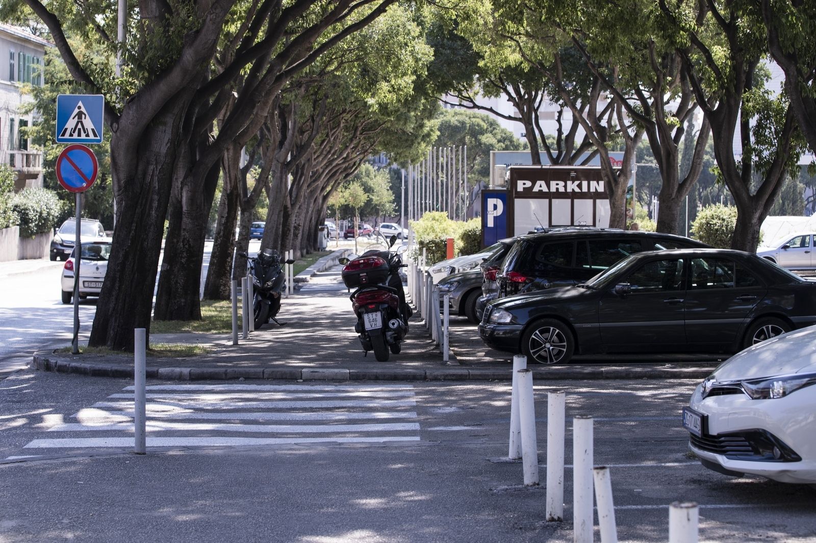 10.09.2021., Split - Novi pjesacki prijelaz koji je napravljen nakon sto su uklonjeni stupici koji su branili ulazak na parking.
Photo: Milan Sabic/PIXSELL