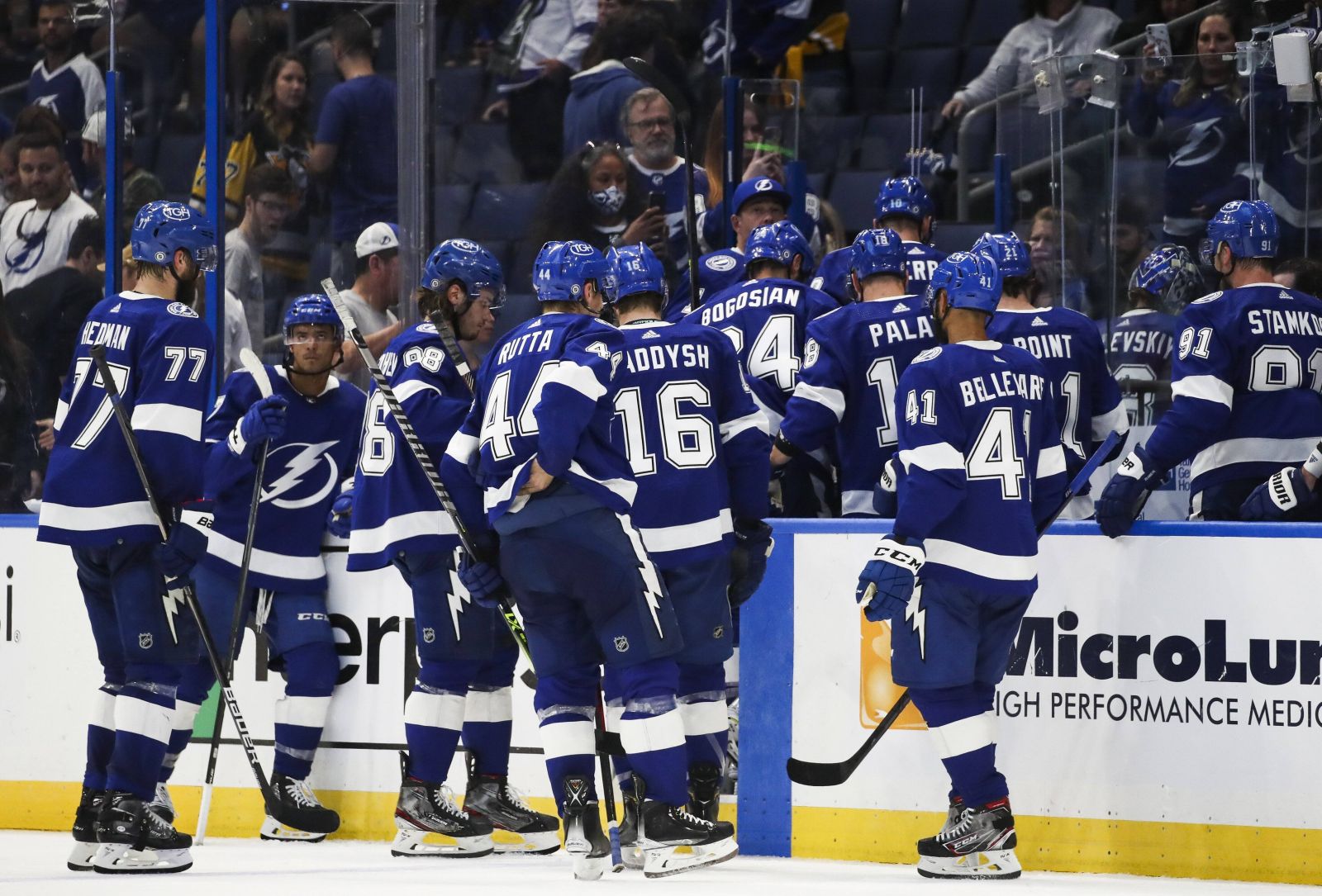 October 12, 2021, Tampa, Florida, USA: Tampa Bay Lightning players skate off the ice after getting beat by the Pittsburgh Penguins with a final score of 6-2 in the NHL, Eishockey Herren, USA season opener at Amalie Arena on Tuesday, Oct. 12, 2021 in Tampa. Tampa USA - ZUMAs70_ 0138411255st Copyright: xDirkxShaddx