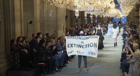 Članica Extinction Rebelliona upala među modele na reviju Louisa Vuittona u Parizu