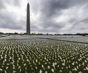 epa09472375 More than 660,000 white flags carpet the National Mall to commemorate the American  lives lost to Covid in Washington, DC, USA, 16 September 2021. The installation, called ‘In America: Remember’ is the work of artist Suzanne Brennan Firstenberg. It officially opens to the public on 17 September.  EPA/JIM LO SCALZO