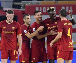 epa09484242 AS Roma's Tammy Abraham (2-R) celebrates with his teammates after scoring the 1-0 goal during the Italian Serie A soccer match between AS Roma and Udinese Calcio at the Olimpico stadium in Rome, Italy, 23 September 2021.  EPA/ETTORE FERRARI