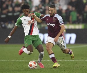 epa09498607 Rapid Vienna's Emanuel Aiwu (L) in action against West Ham's Nikola Vlasic (R) during the UEFA Europa League group H soccer match between West Ham United and Rapid Vienna in London, Britain, 30 September 2021.  EPA/NEIL HALL