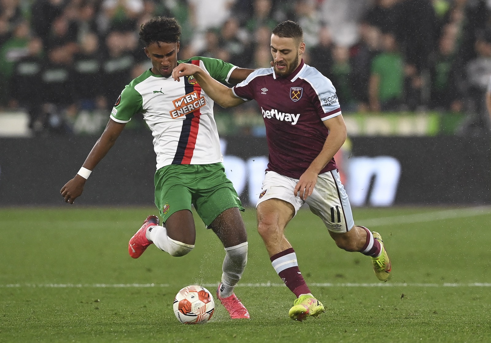 epa09498607 Rapid Vienna's Emanuel Aiwu (L) in action against West Ham's Nikola Vlasic (R) during the UEFA Europa League group H soccer match between West Ham United and Rapid Vienna in London, Britain, 30 September 2021.  EPA/NEIL HALL