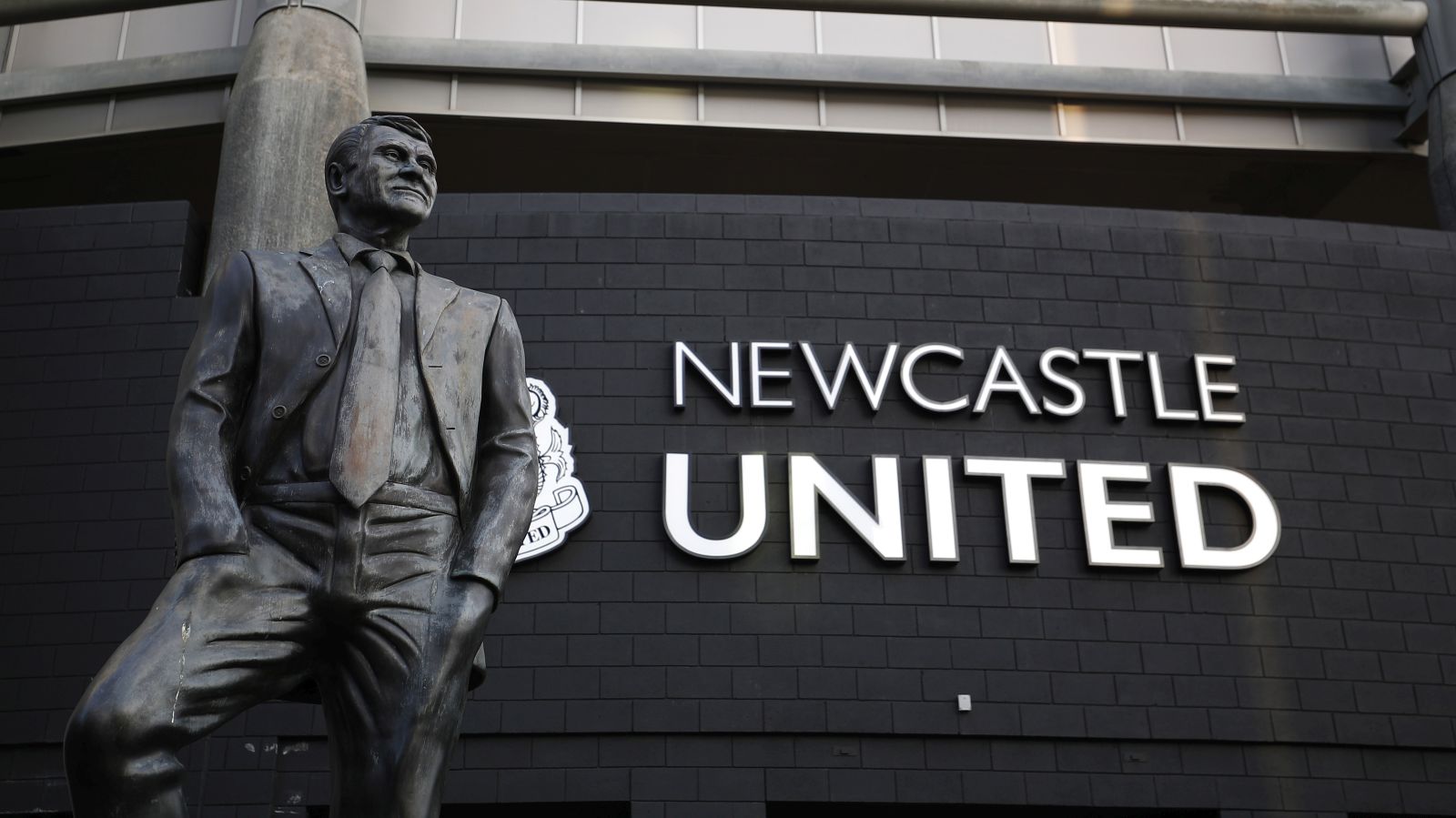 epa09511700 (FILE) - The Bobby Robson statue before the English Premier league soccer match between Newcastle United and Leicester City held at St James' Park stadium in Newcastle, Britain, 01 January 2020 (re-issued 07 October 2021). Newcastle United confirmed on 07 October 2021 that the Saudi Public Investment Fund (PIF), and also comprising PCP Capital Partners and RB Sports & Media, has completed the takeover of Newcastle United.  EPA/LYNNE CAMERON EDITORIAL USE ONLY. No use with unauthorized audio, video, data, fixture lists, club/league logos or 'live' services. Online in-match use limited to 120 images, no video emulation. No use in betting, games or single club/league/player publications *** Local Caption *** 55816254