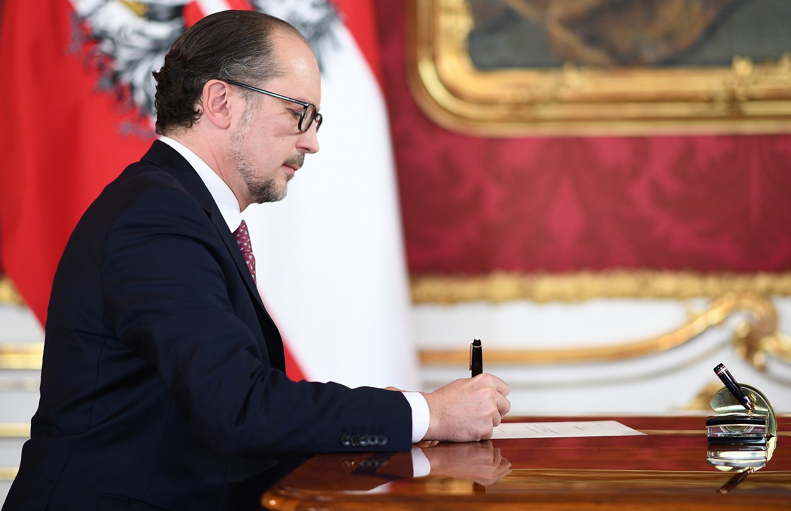epaselect epa09518384 Alexander Schallenberg, new Chancellor of Austria, signs his mandate during the swearing-in ceremony at the Presidential Office in Vienna, Austria, 11 October 2021. Chancellor Kurz had declared his resignation on 09 October.  EPA/CHRISTIAN BRUNA