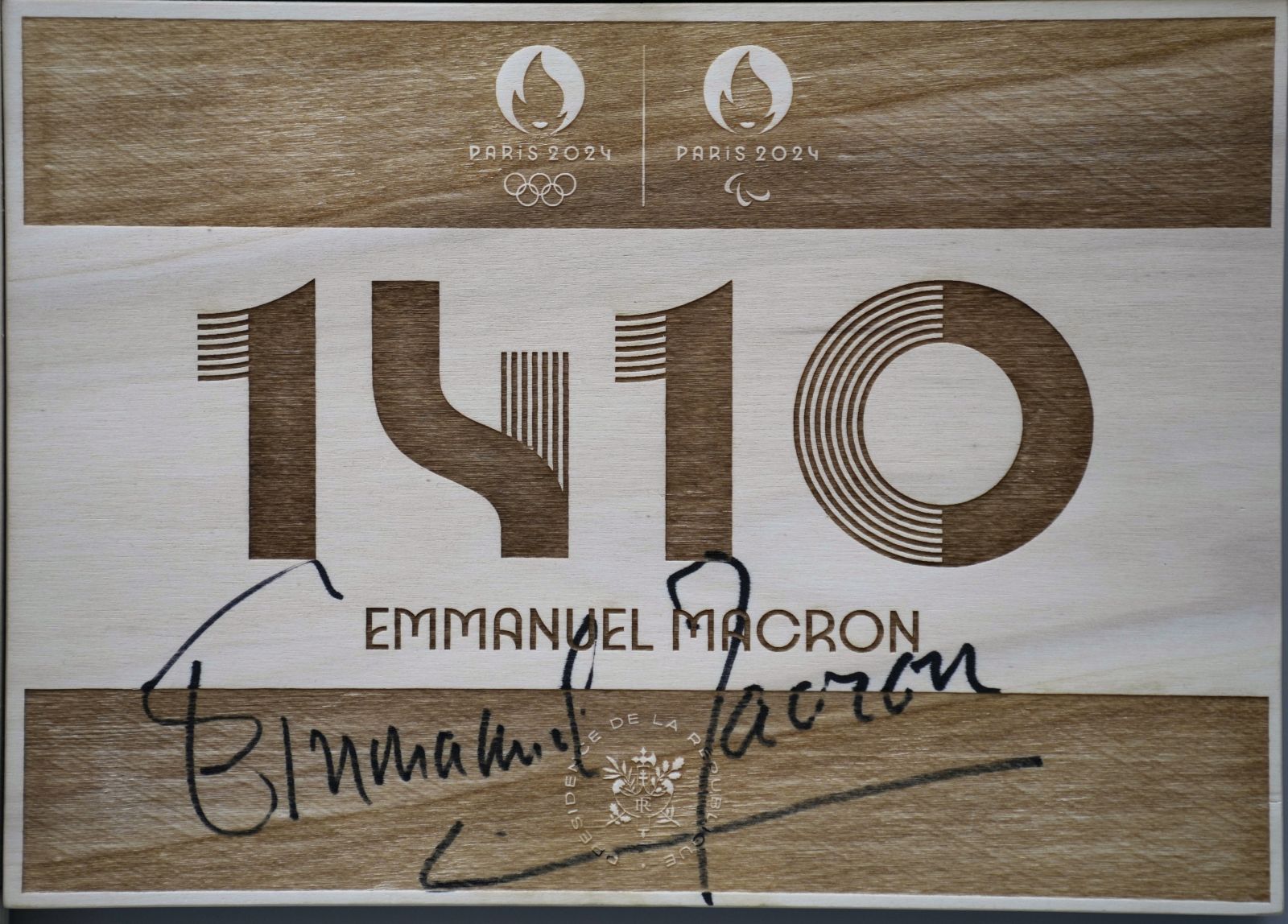 epa09523686 French President Emmanuel Macron signed a plaque to mark his visit at the headquarters of the Paris 2024 Organizing Committee, in Saint Denis, outside Paris, France, 14 October 2021. Macron will promote sports ahead of the 2024 Olympic Games in Paris.  EPA/FRANCOIS MORI / POOL MAXPPP OUT