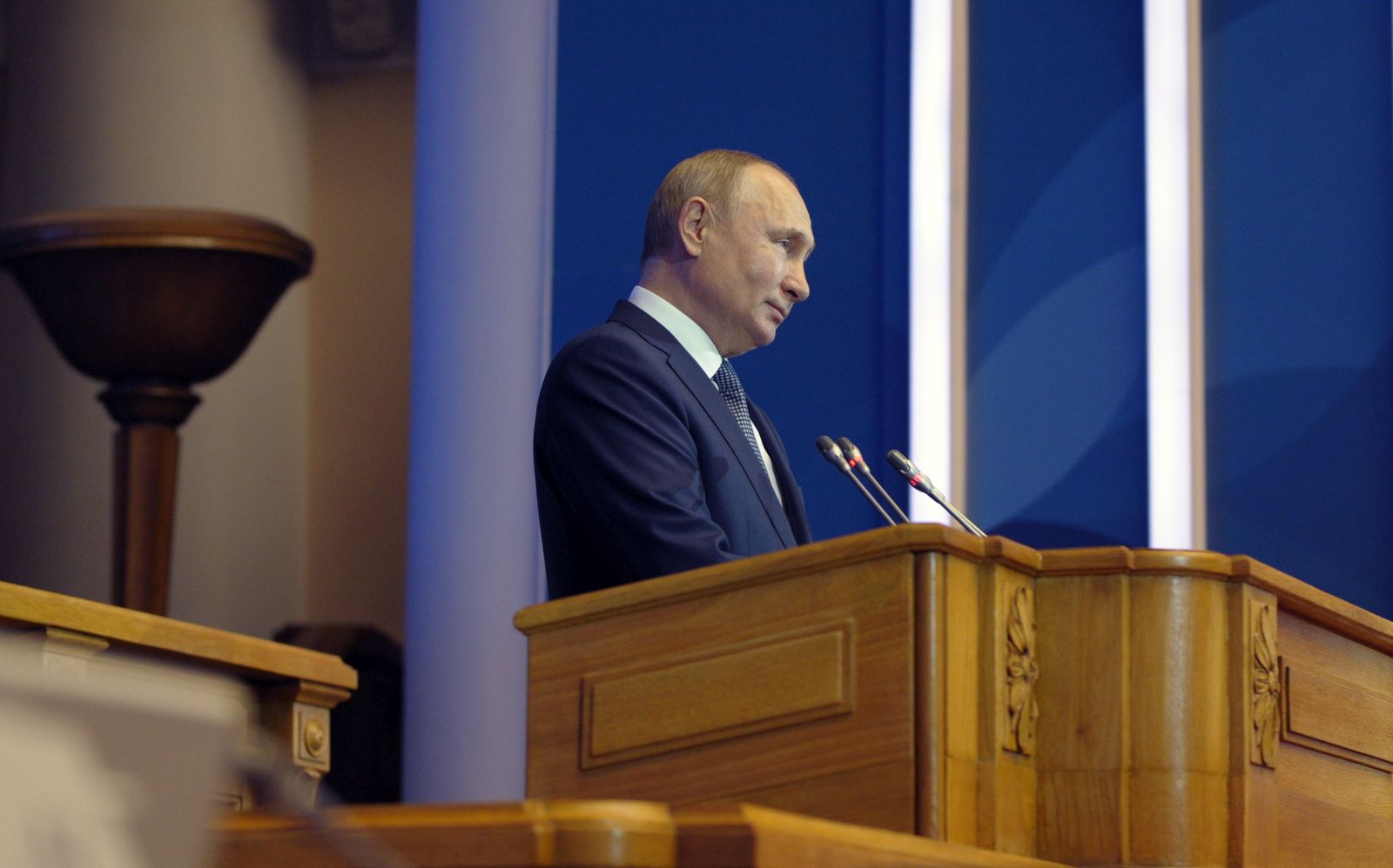 epa09523876 Russian President Vladimir Putin delivers a speech during the Third Eurasian Women's Forum held at the Tauride Palace, in St. Petersburg, Russia, 14 October 2021.  EPA/MIKHAEL KLIMENTYEV / SPUTNIK / KREMLIN POOL