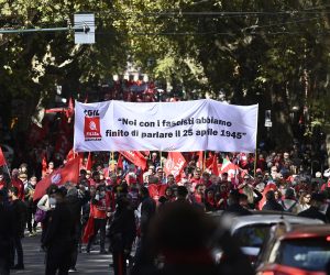 epa09526675 Italian Labour unions CGIL, CISL and UIL hold an anti-fascist rally in Rome, Italy, 16 October 2021, a week after a demonstration against the so-called Green Pass degenerated into an assault on the CGIL trade union building, led by the neo-fascist Forza Nuova party.  EPA/RICCARDO ANTIMIANI