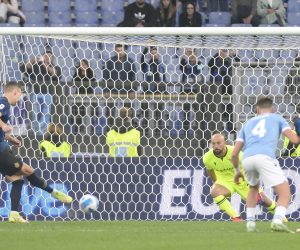 epa09527463 Inter's Ivan Perisic (2-L) scores the opening goal from the penalty spot during the Serie A soccer match between SS Lazio and FC Inter Milan at Olimpico Stadium in Rome, Italy, 16 October 2021.  EPA/CLAUDIO PERI