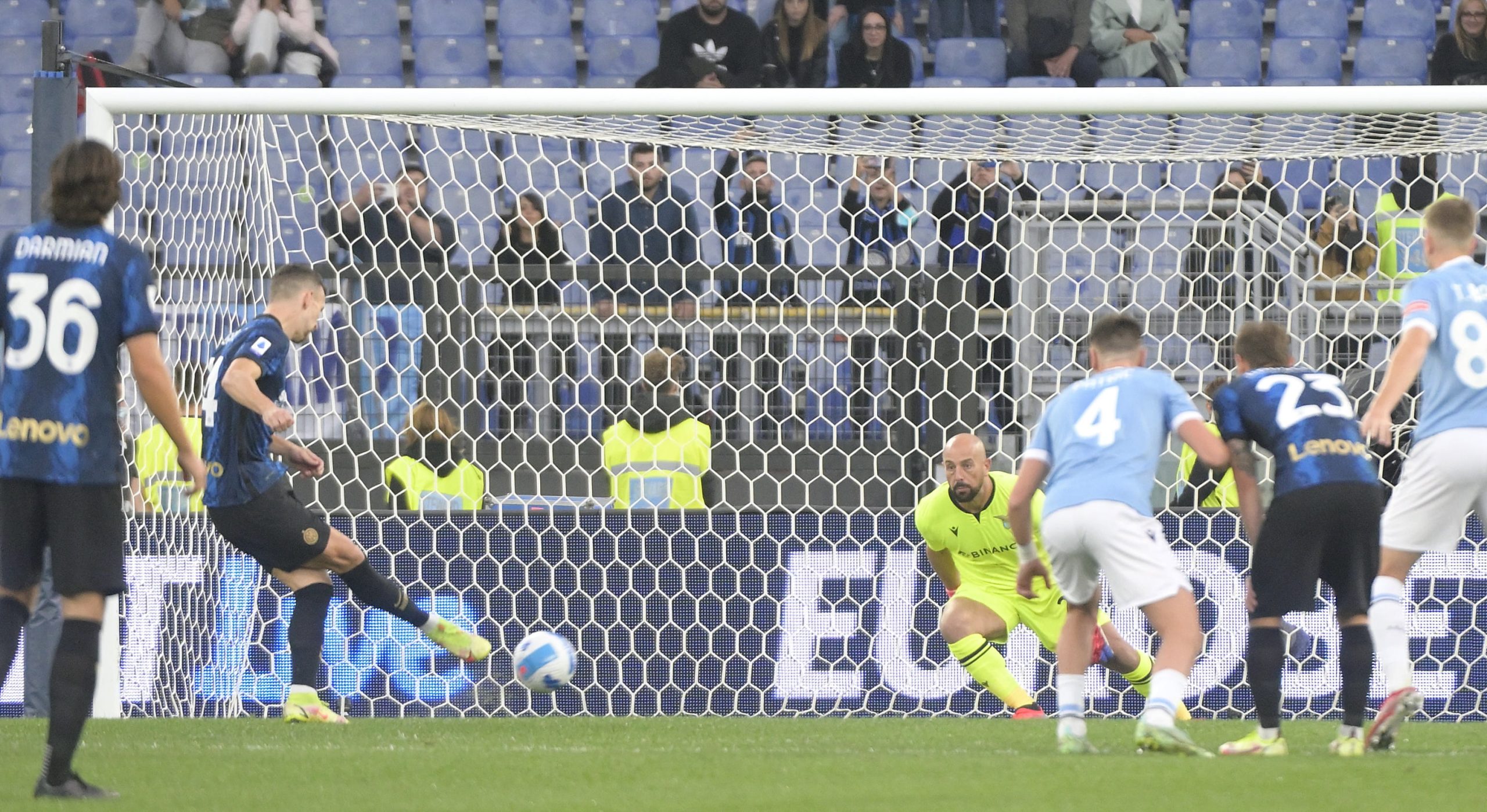 epa09527463 Inter's Ivan Perisic (2-L) scores the opening goal from the penalty spot during the Serie A soccer match between SS Lazio and FC Inter Milan at Olimpico Stadium in Rome, Italy, 16 October 2021.  EPA/CLAUDIO PERI