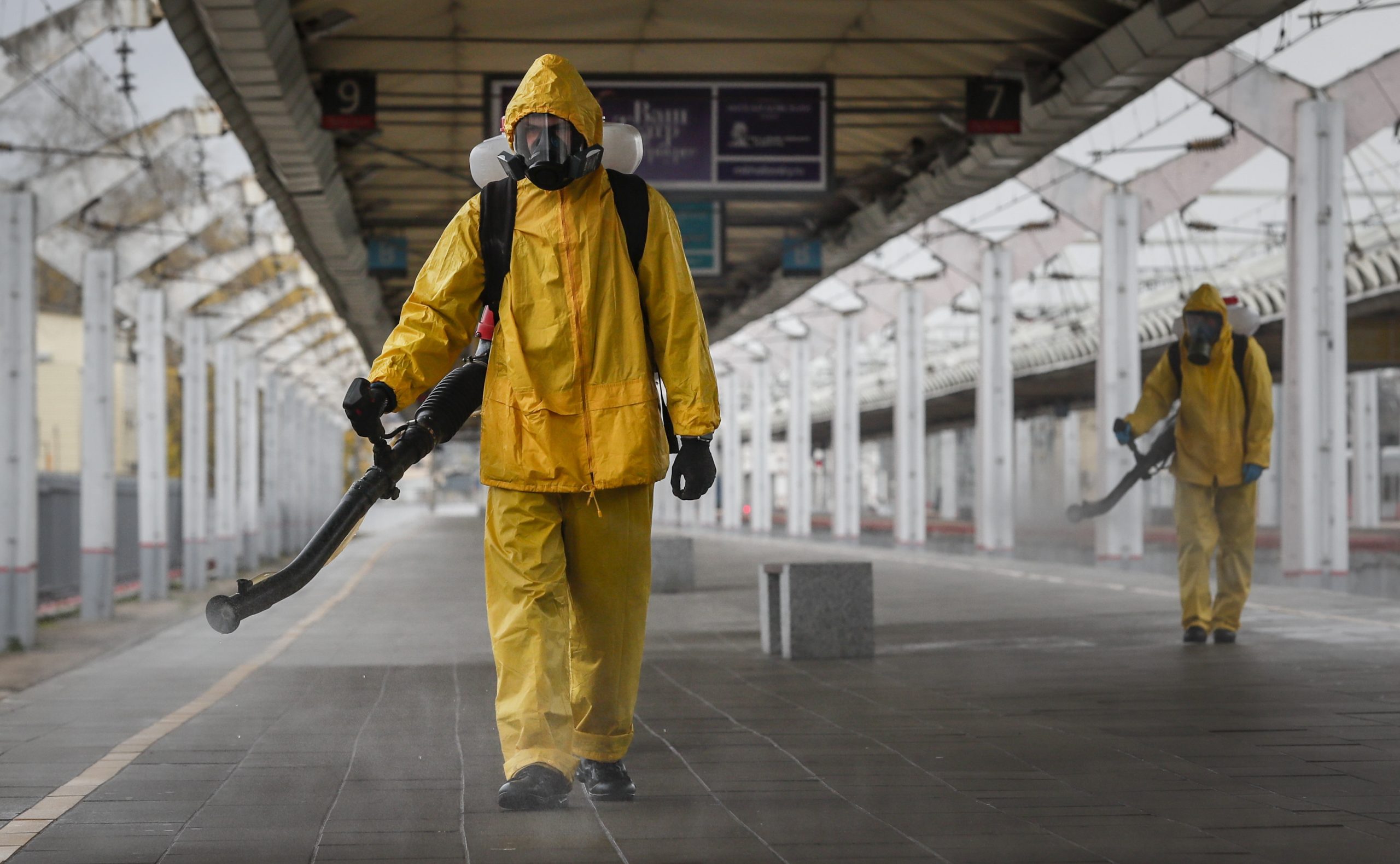 epaselect epa09531810 Worker from the Russian Ministry of Emergency Situations wearing protective suits conduct disinfecting works at Leningradsky Railway Station amid the ongoing coronavirus disease (COVID-19) pandemic in Moscow, Russia, 19 October 2021. Russia is facing a new wave of COVID-19 infections, with additional 998 coronavirus-related deaths reported on 18 October, bringing the official death toll to 22,4310.  EPA/YURI KOCHETKOV