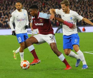 epa09537475 Ben Johnson (L) of West Ham United in action against  Patrik Hrosovsky of KRC Genk during the UEFA Europa League group H soccer match between West Ham United and KRC Genk at the London Stadium in London, Britain 21 October 2021.  EPA/VICKIE FLORES