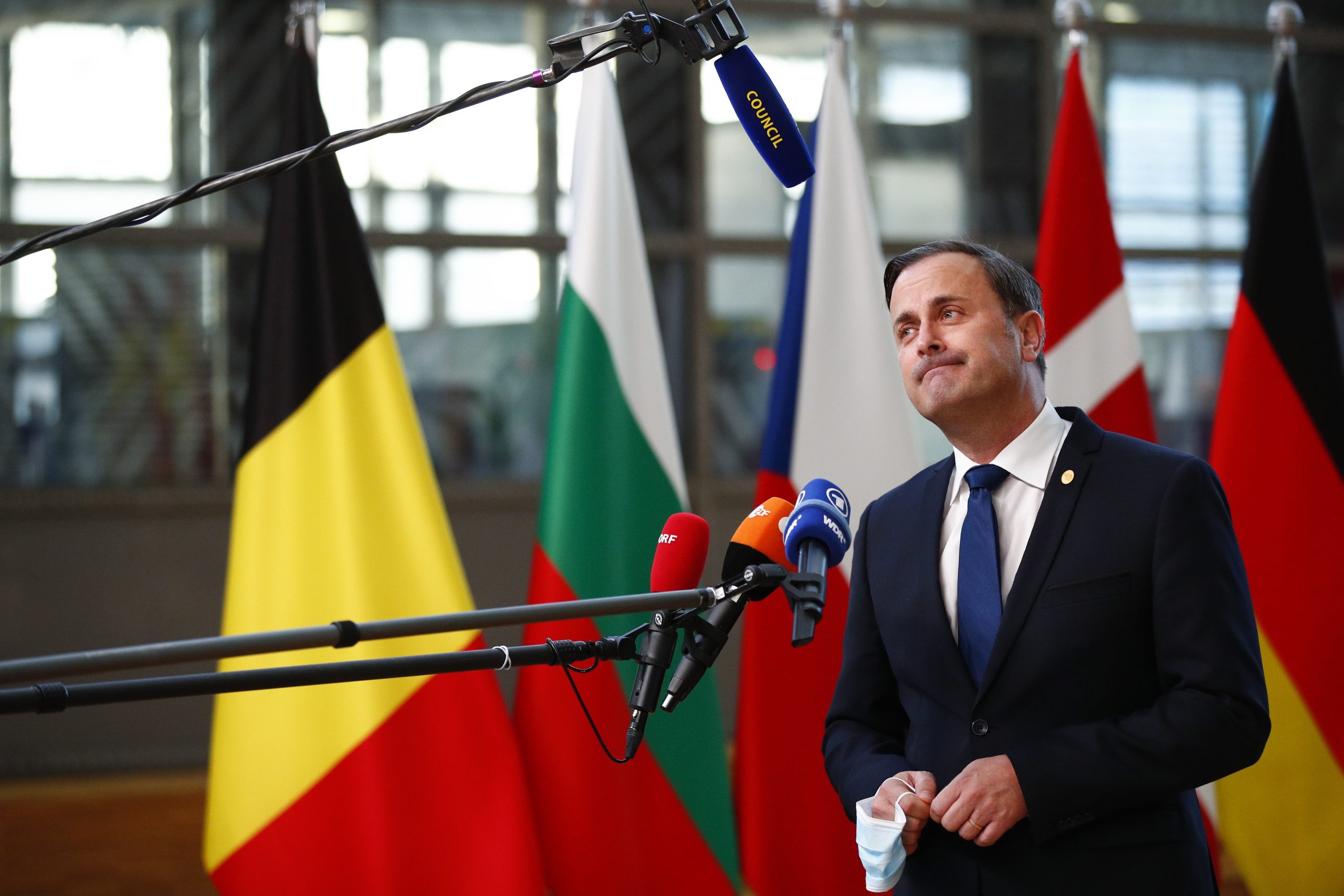 epa09538431 Luxembourg's Prime Minister Xavier Bettel attends a face-to-face European Union leaders summit in Brussels, Belgium, 22 October 2021. EU leaders meet in Brussels on 21 and 22 October, to discuss COVID-19, digital transformation, energy prices, migration, trade and external relations.  EPA/JOHANNA GERON / POOL