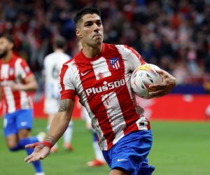 epa09544429 Atletico's Uruguayan striker Luis Suarez celebrates after scoring the 2-2 from the penalty spot during the Spanish LaLiga soccer match between Atletico de Madrid and Real Sociedad at Wanda Metropolitano stadium in Madrid, Spain, 24 October 2021.  EPA/Mariscal